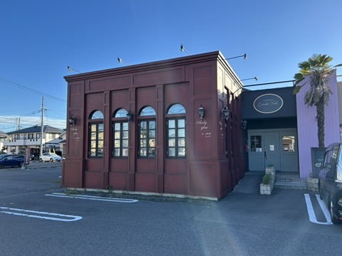 サロン外観（赤レンガの建物）